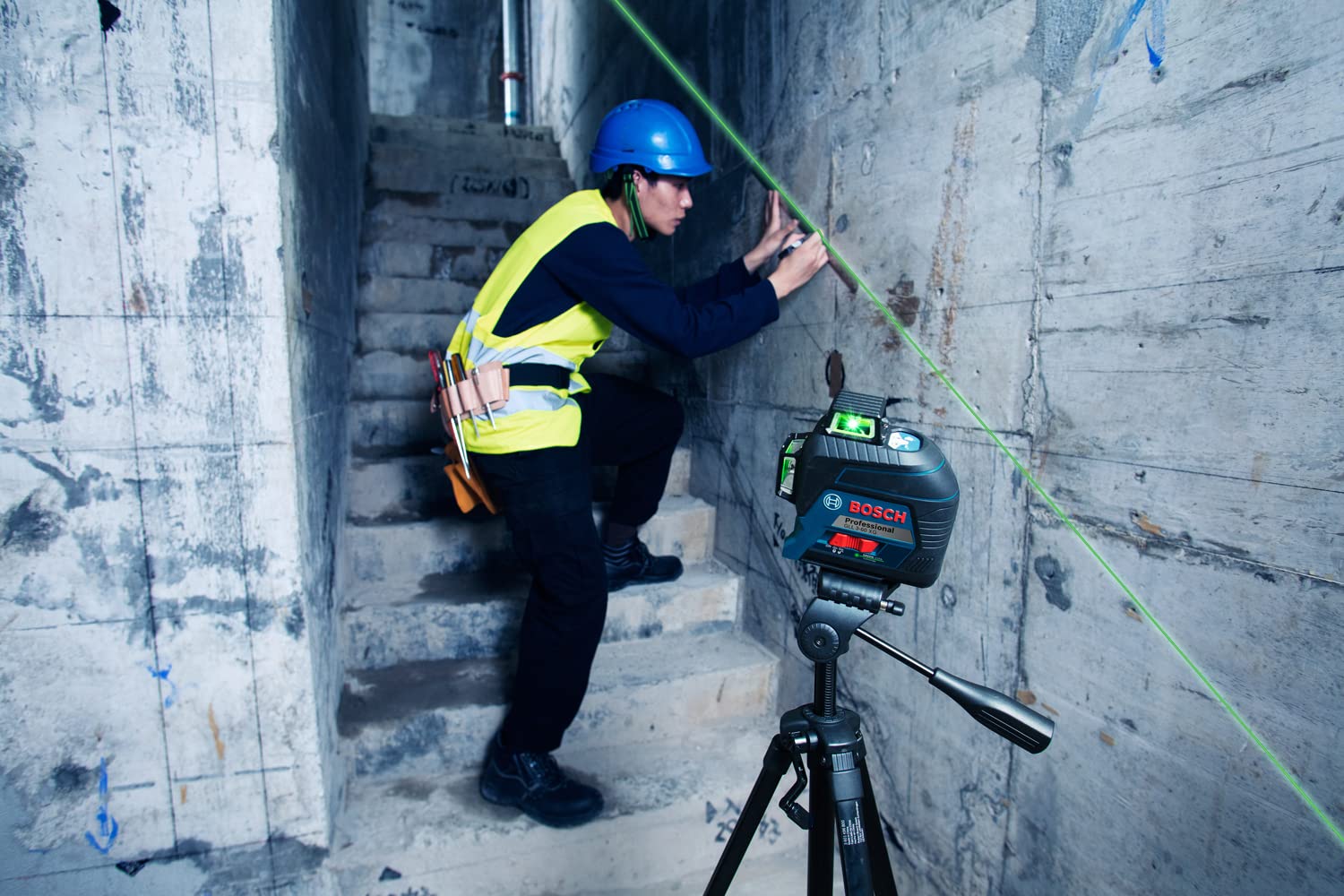 Bosch Professional Laser Level GLL 3-60 XG (Green Laser, Working Range: 30 m, 4x Battery, AA, in Carrying Case)
