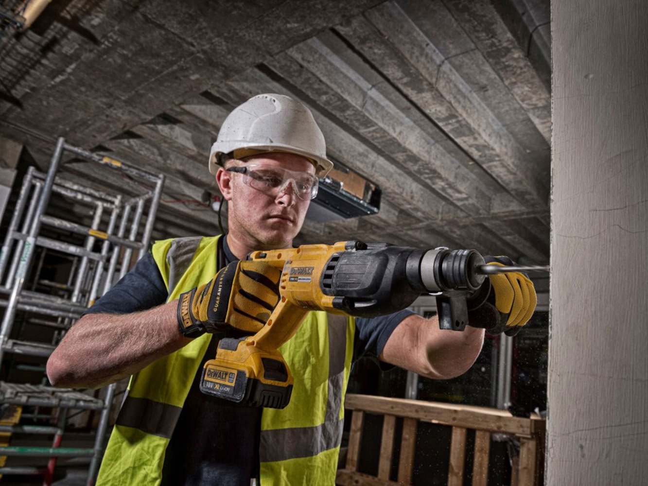 DEWALT DCH133M1 18V Li-ion 26mm SDS-Plus 3-Mode 2Kg Cordless Hammer with Brushless Motor and 1×4.0Ah Battery