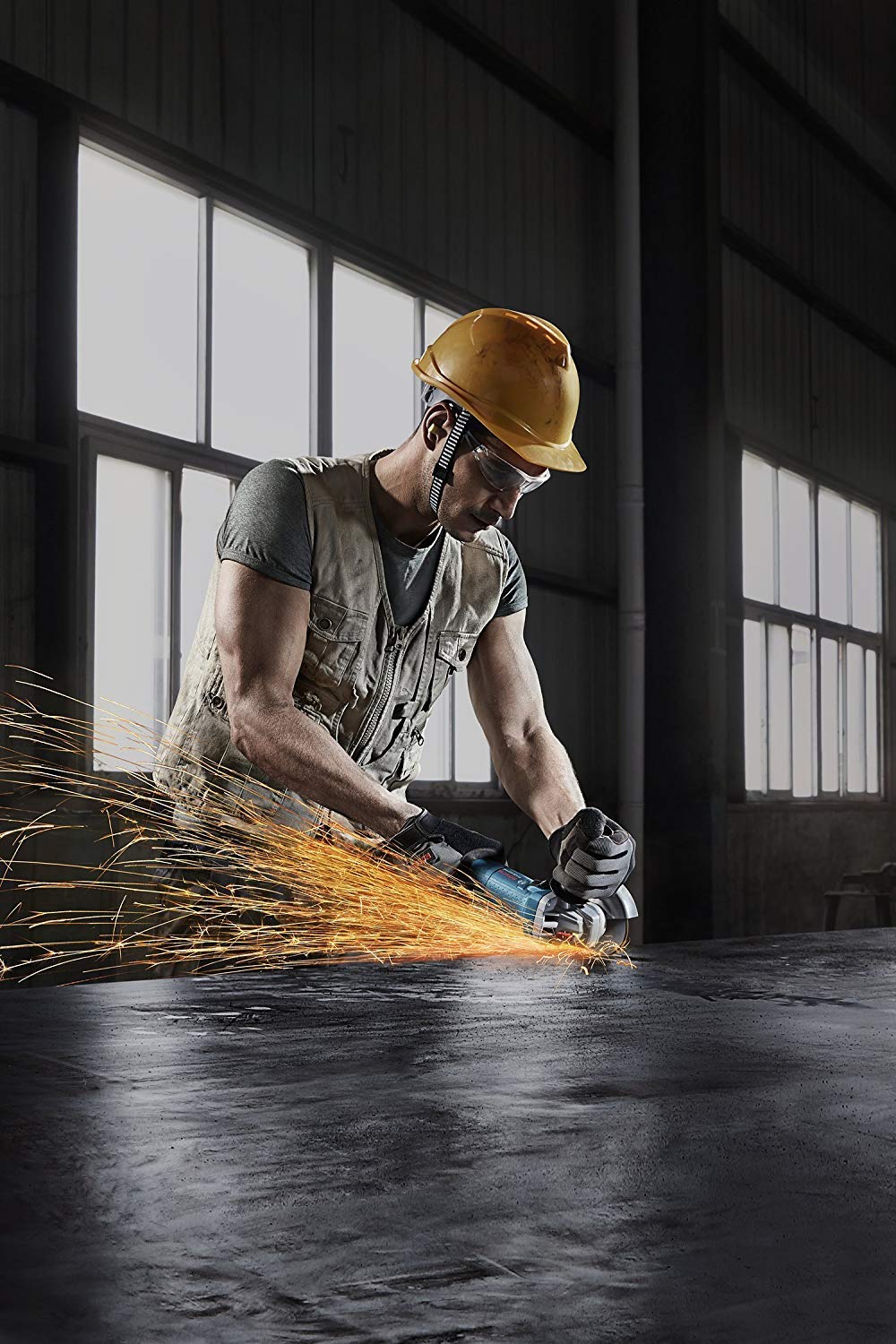 Bosch GWS 900-125 S Heavy Duty Electric Angle Grinder, 900W, M14, 11,000 rpm, Variable Speed, Lockable Switch, Restart Protection, 1.9 kg +4 Bosch Accessories
