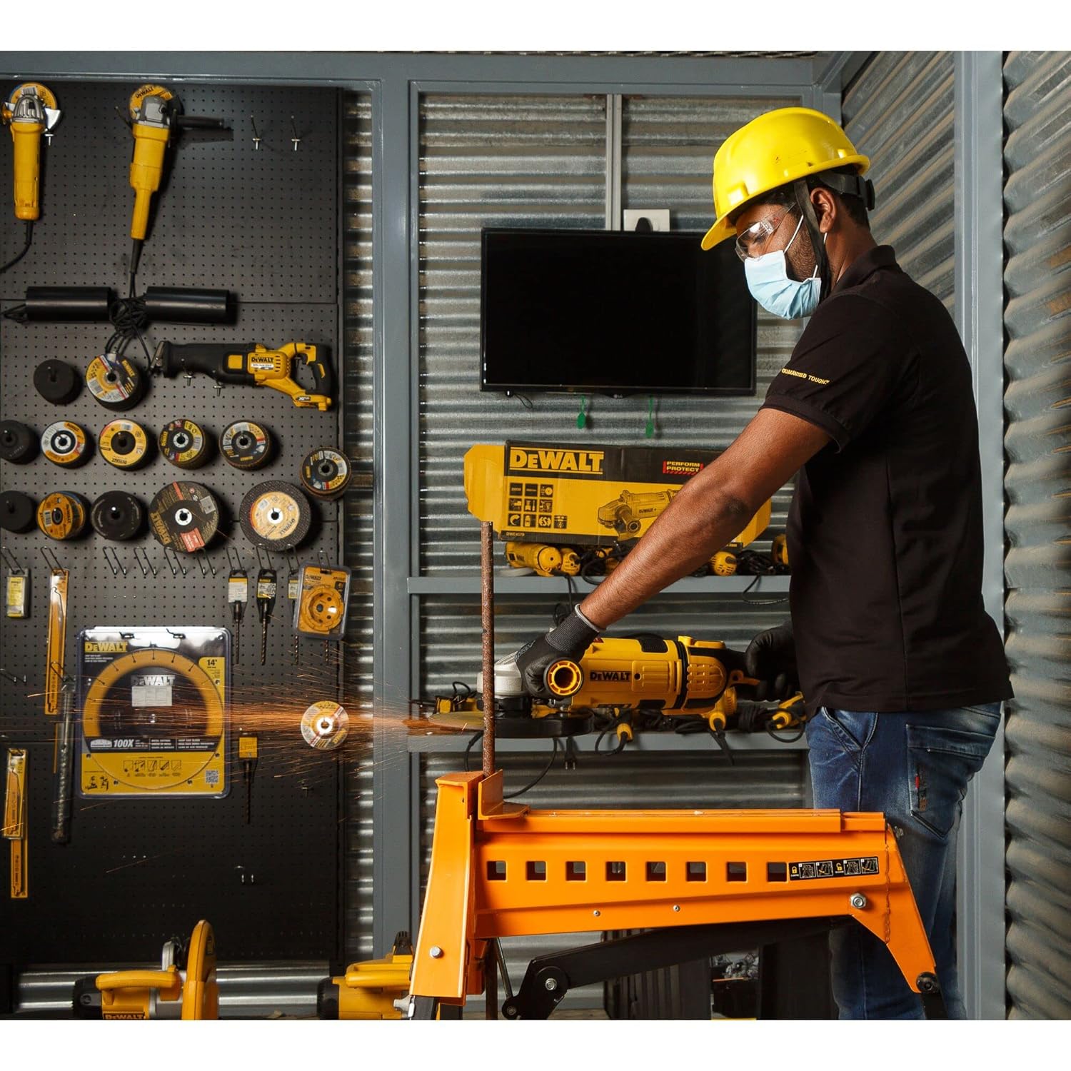 DEWALT DWE4579-QS 2600W 230mm Large Angle Grinder with DES Techology and Innovative Anti Vibration System- Perform and Protect Shield