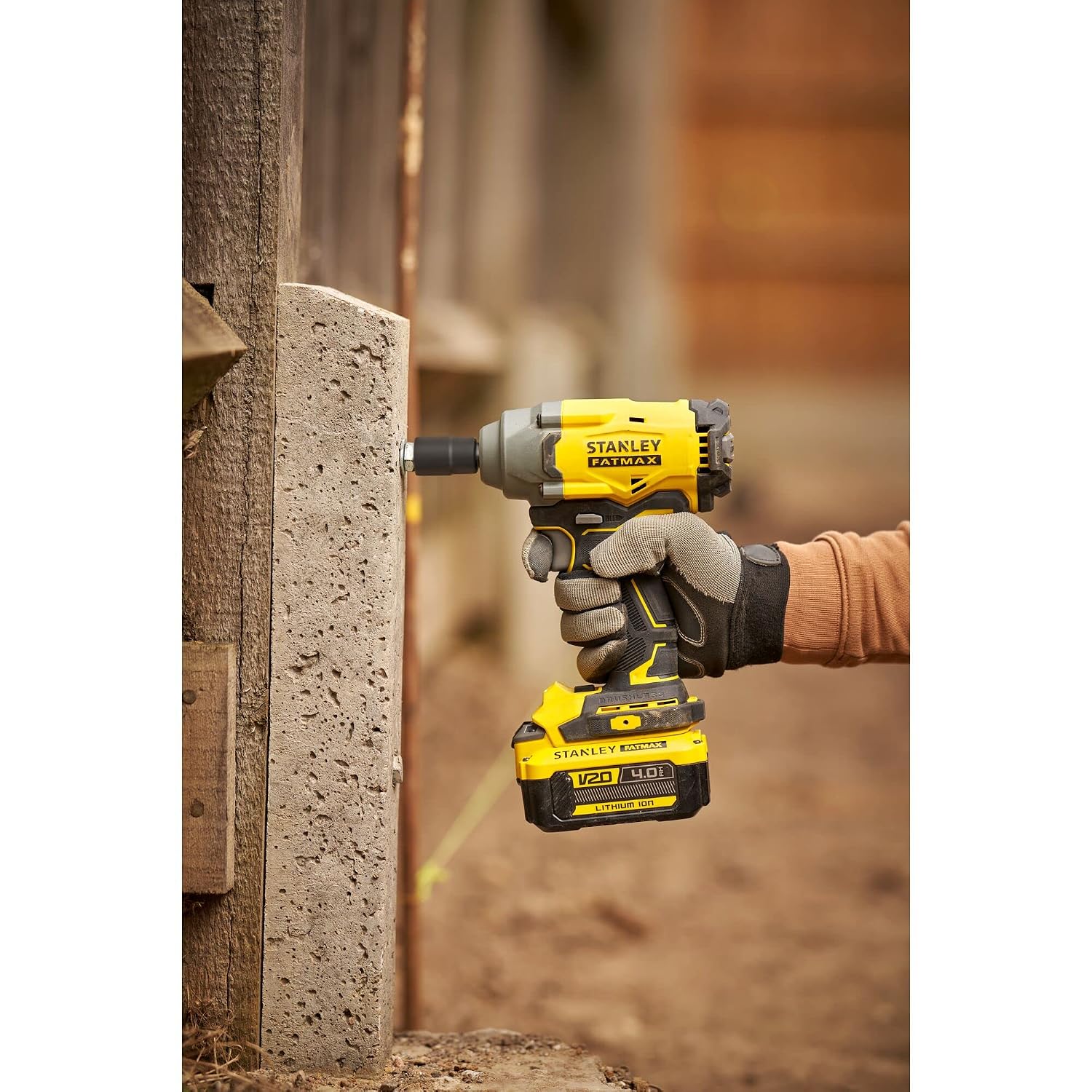 STANLEY FATMAX SBW920M2K-B1 20V 4.0Ah 12 Cordless Brushless Impact Wrench With 2×4.0Ah Li-ion Batteries & 1pc Charger