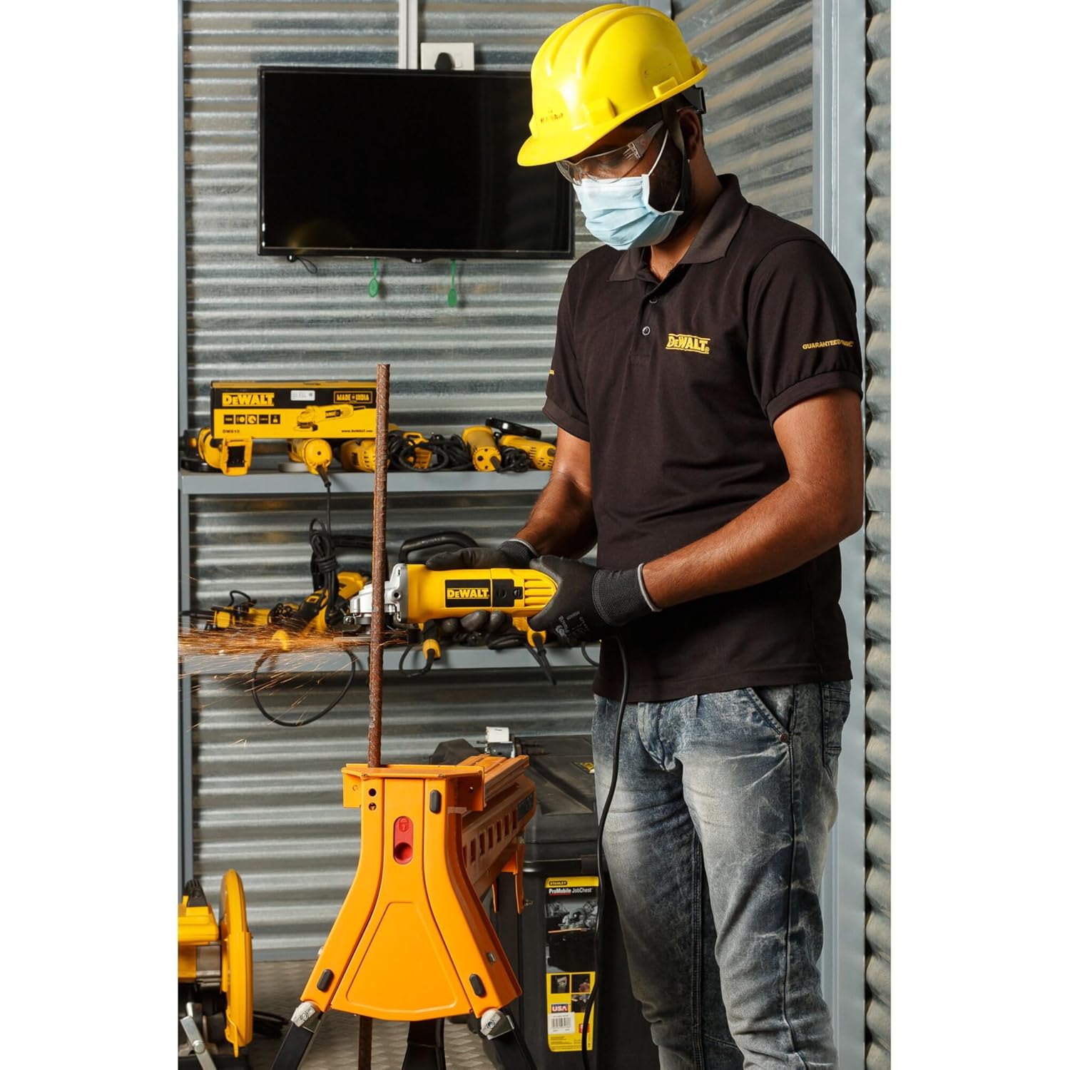 DEWALT DW810-IN01 750W 4 inch (100mm) Heavy Duty Small Angle Grinder with Toggle Switch