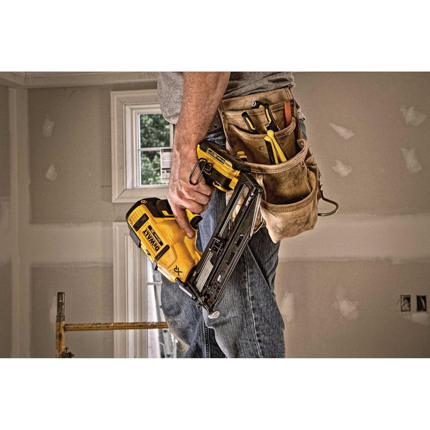 DEWALT DCN660D2 18V XR Li-ion Cordless 110 Nail Capacity Nailer with Brushless motor and 2×2.0Ah batteries included