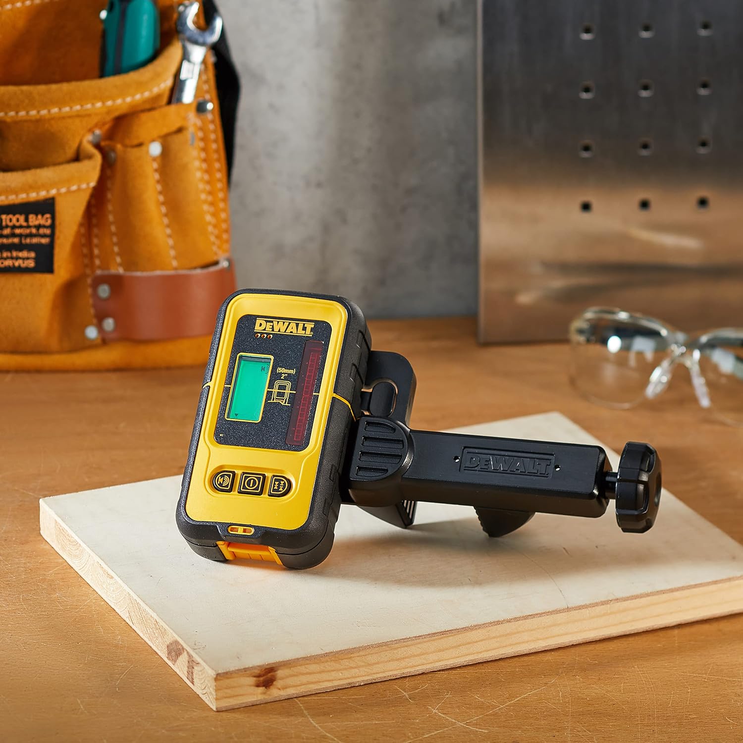 DEWALT DE0892-XJ Digital Detector with 50m range (Black & Yellow)