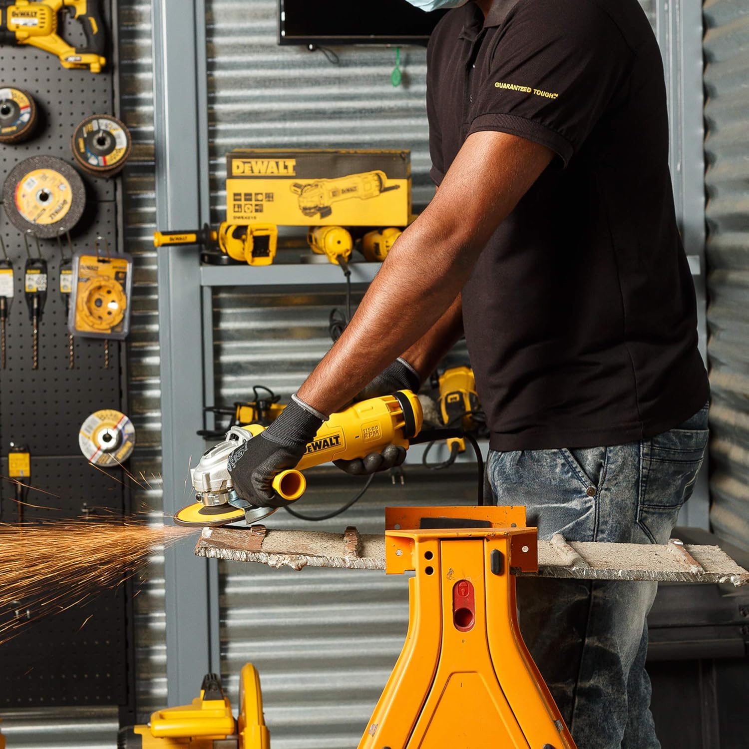 DEWALT DWE4215-IN 1200Watt 125mm Heavy Duty Medium Angle Grinder with DES Technology and Innovative Anti Vibration system