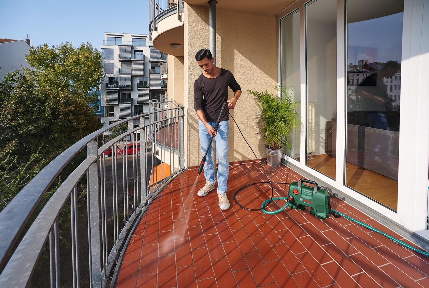 BOSCH Easy Aquatak 120 High Pressure Washer |1500-wt Motor | Max Pressure 120 Bar | Variable fan jet nozzle | Bosch Gun & Lance, Self-priming | Removing Heavy Dirt from Small Cars & Driveways | 4.7 Kg