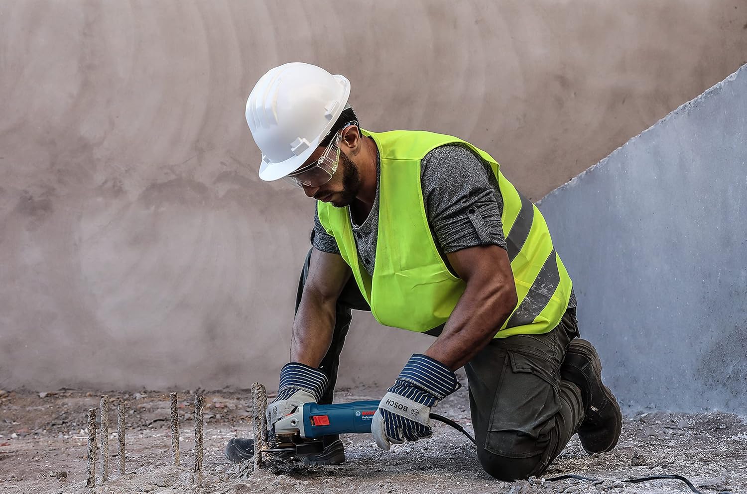 BOSCH GWS 750-100 Angle Grinder (750W, 100mm Disc, 11,000 RPM) with Anti-Rotation Guard, Slim Ergonomic Design & Accessories