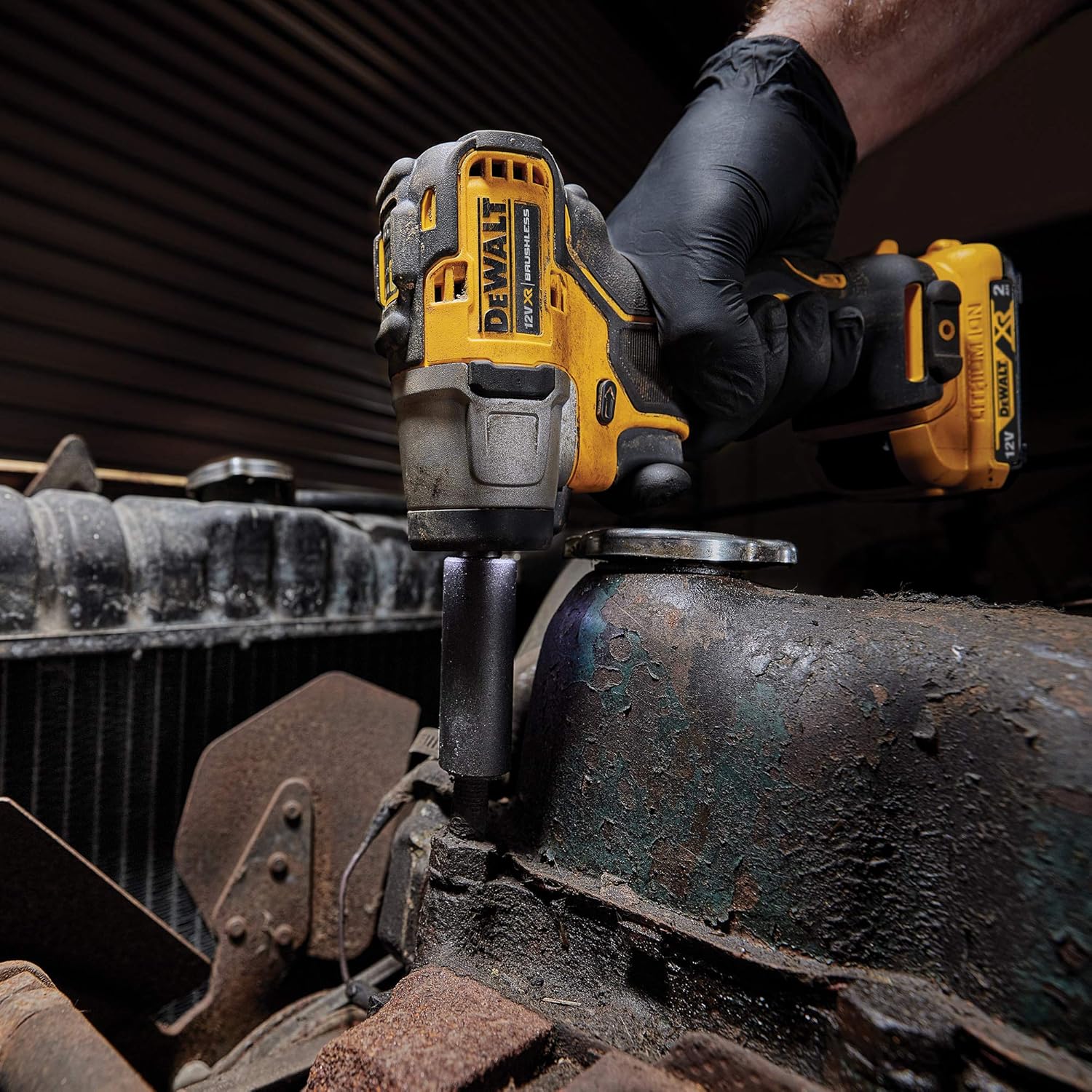 DEWALT DCF902D2-KR -12V Li-ion Sub-Compact Series Cordless 38 Impact Wrench with Brushless Motor-2x2Ah Batteries Included