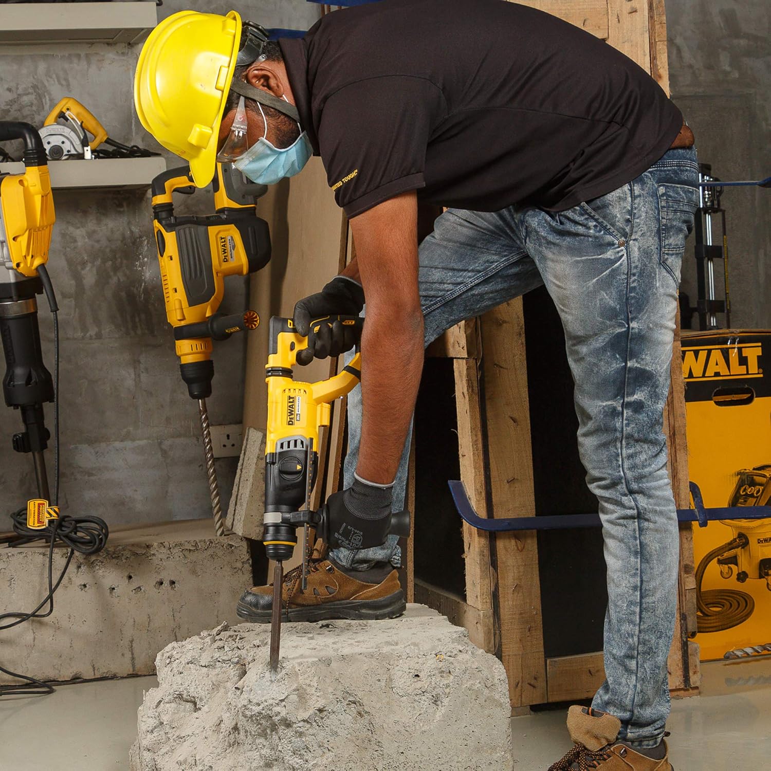 DEWALT DCH263P2-KR 28mm 18V XR Li-ion D-Handle SDS Plus Cordless Rotary Hammer with Brushless Motor w 2×5.0Ah Batteries Included-Perform and Protect Shield