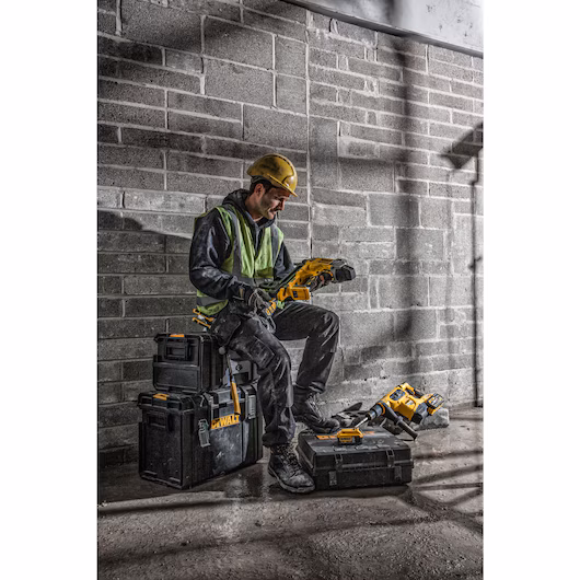 DEWALT DCN890P2-GB DCN890P2-GB Cordless Nailer (15 gauge)